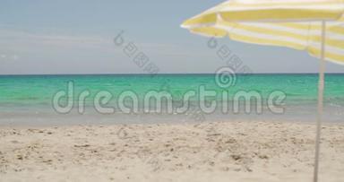 阳光明媚的热带海滩上的<strong>沙滩伞</strong>